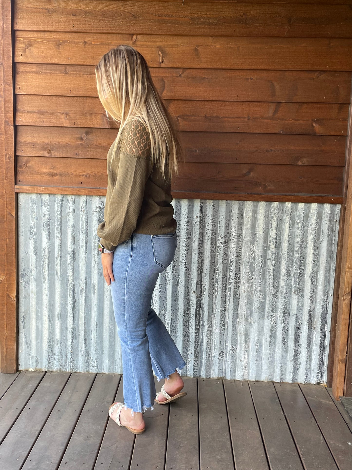 Crop bootcut w/ frayed hem capris